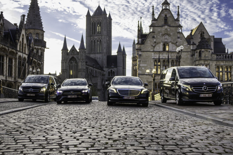 4 luxe taxiwagens achter elkaar in Gent centrum.