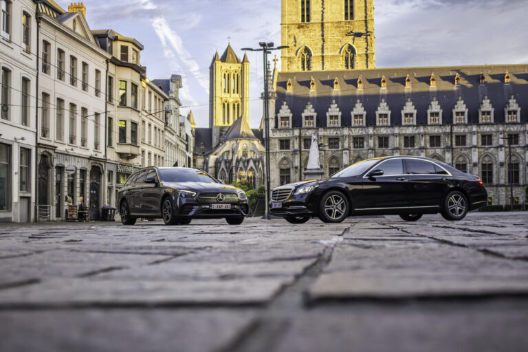 Twee zwarte Mercedes taxi's op het Sint-Baafsplein in Gent.