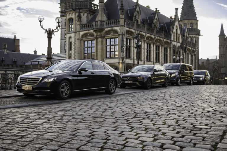 4 taxi wagens op de sint michielsbrug te Gent.